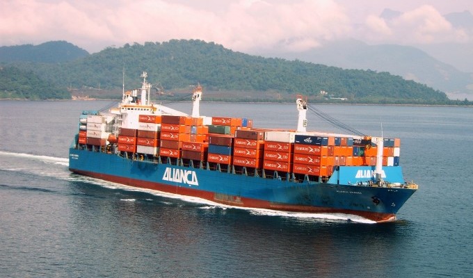 Das 2.230 TEU-Containerschiff Aliança Ipanema wird im Cabotage-Dienst der Aliança zwischen brasilianischen Häfen eingesetzt. Dieser Dienst darf nur von brasilianischen Reedereien und Schiffen unter brasilianischer Flagge abgewickelt werden darf.

The 2,230 TEU container ship Aliança Ipanema is deployed in Alianças cabotage service between Brazilian ports. This service may only be operated by Brazilian shipping companies and vessels under the Brazilian flag.