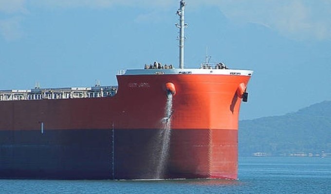 A Administração dos Portos de Paranaguá e Antonina (Appa) está contribuindo para o monitoramento ambiental da baía de Paranaguá. Entre os meses de janeiro e outubro deste ano, 270 navios receberam equipes técnicas da Appa para avaliar a salinidade e procedência da água de lastro da embarcação. 
Foto: Divulgação APPA